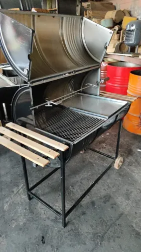 Churrasqueira de tambor completa: churrasqueira de latão com grelhas e Espeto giratório.