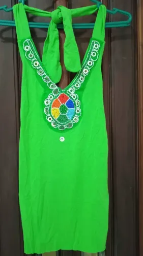 Blusinha bata Verde Frente única amarração no pescoço bordado no decote em missanga paetê