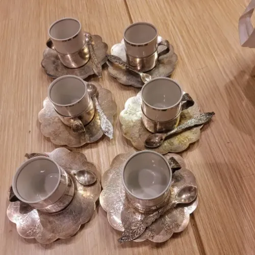 6 xicaras em porcelana com detalhe na borda em prata 90