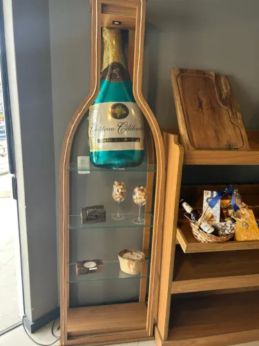 Expositor em formato de garrafa de Vinho - iluminação LED