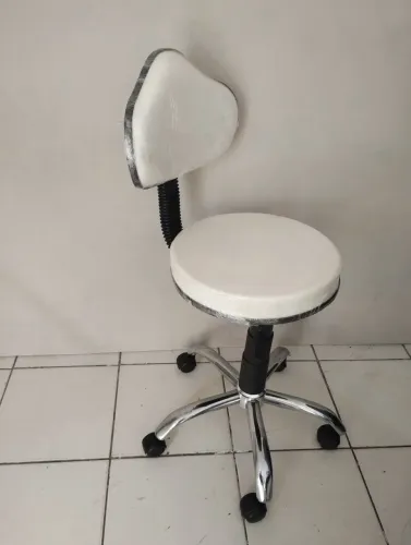 Cadeira mocho giratória no corvin branco 
