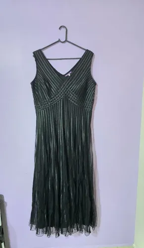 vestido longo preto elegante em tecido texturizado
