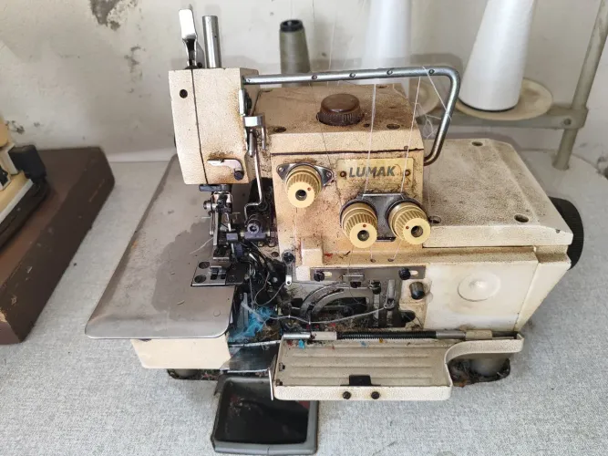 MAQUINA OVERLOCK