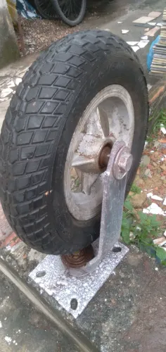 Vende_se 1 roda nova e 1 pneu usado. 