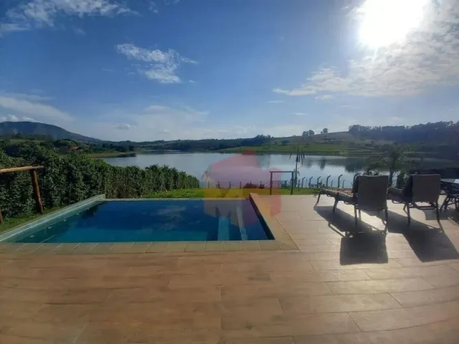 Rancho Exclusivo à Beira da Represa Condomínio Fechado com Vista Incrível!