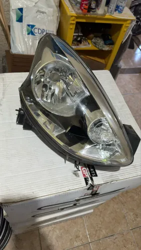Farol Nissan March lado direito