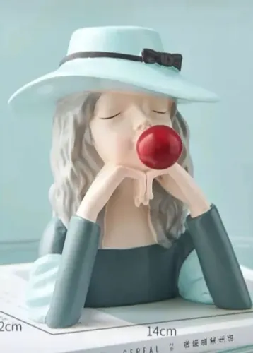 Linda escultura feminina de porcelana