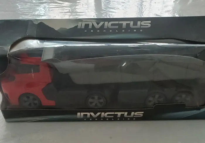 Um super caminhão basculante invictus