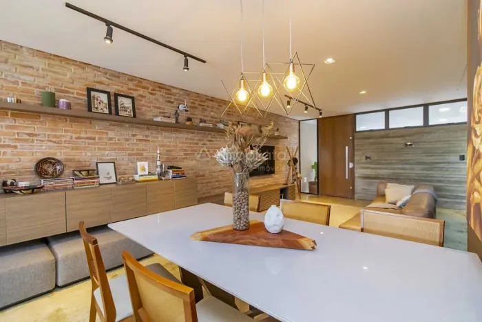 SOBRADO ÁGUA VERDE CURITIBA | 3 QUARTOS + SUÍTE | MOBILIADO | CHURRASQUEIRA