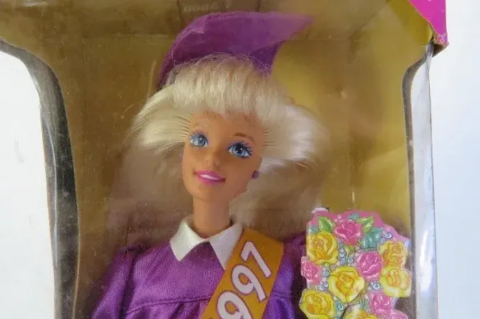 BONECA BARBIE FORMANDA (GRADUATION 1977). Na embalagem original lacrada com tampas coladas