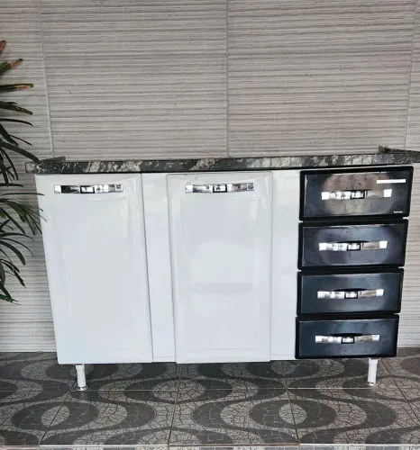 Balcão em aço com pia de granito de 1,50m. 