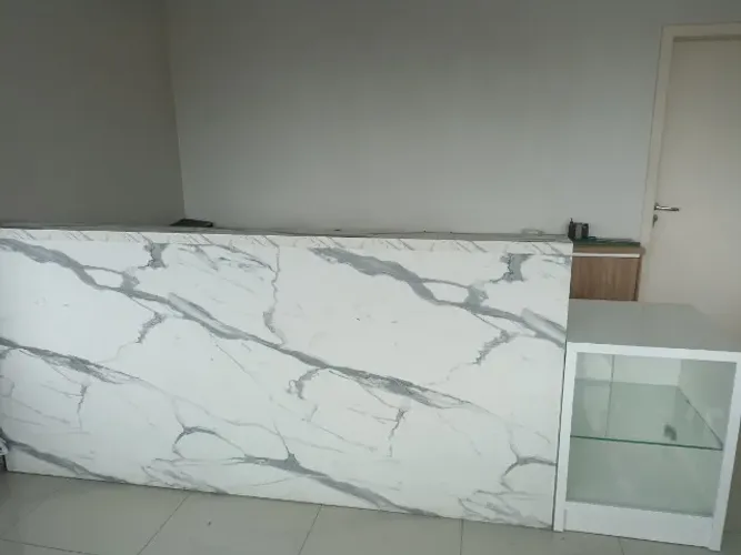 Recepção em MDF + Expositor com vidro 