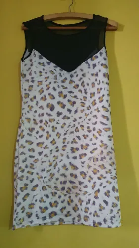 Vestido estampado com Detalhe em Tela