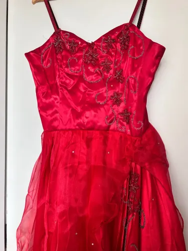 Vestido vermelho bordado