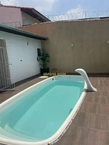 Casa térrea com 4 Dormitórios, sendo 4 Suítes, com Piscina em Poá SP