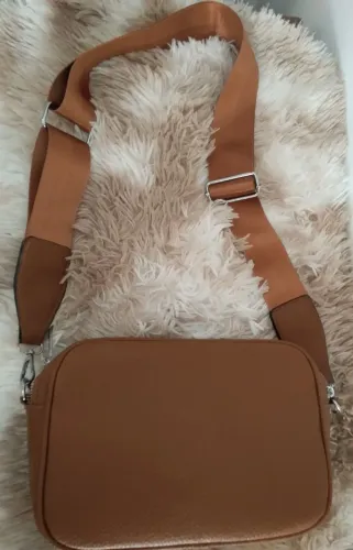 Bolsa maravilhosa marrom nova, espaçosa e com 2 alças removíveis 