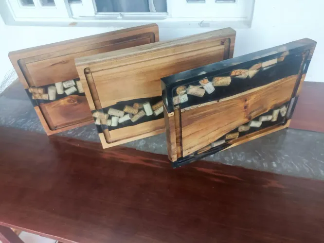Tábua de carne com resina e rolhas.
