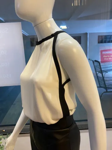 Blusa Branca e Preta