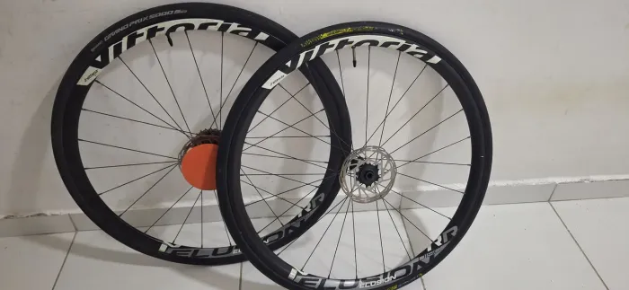 RODAS DISC TUBLES SPEED 700X28 VITÓRIA ELUSIUM ASSIMÉTRICA 