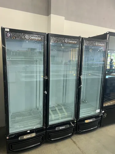 Cervejeira expositora 3 portas 1450 litros Gelopar nova pronta entrega