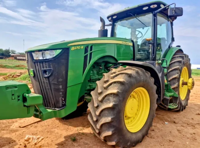 Trator John Deere 8270R ano 2022, 4x4, com 4.800 horas, em MT
