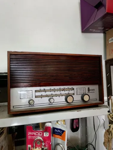 RÁDIO  AM ANTIGO ADVANCE LUZ 220 VOLTS E PILHA 