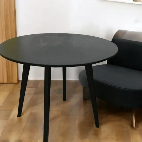 Mesa redonda preta de madeira