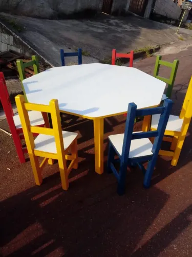 Mesa redonda colorida para crianças