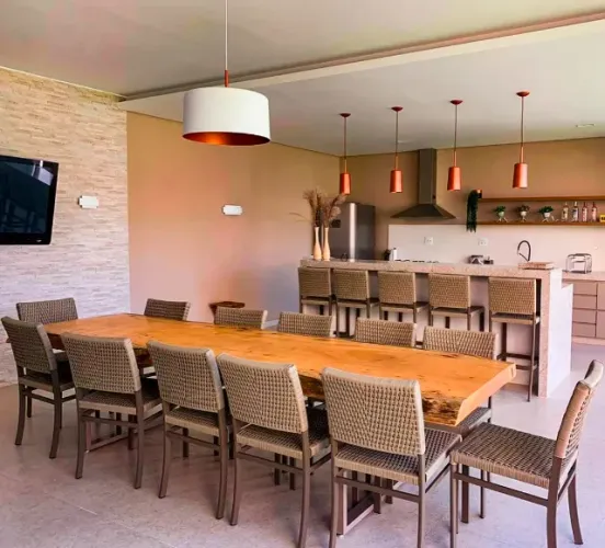 CONJUNTO MESA DE MADEIRA COM 12 CADEIRAS