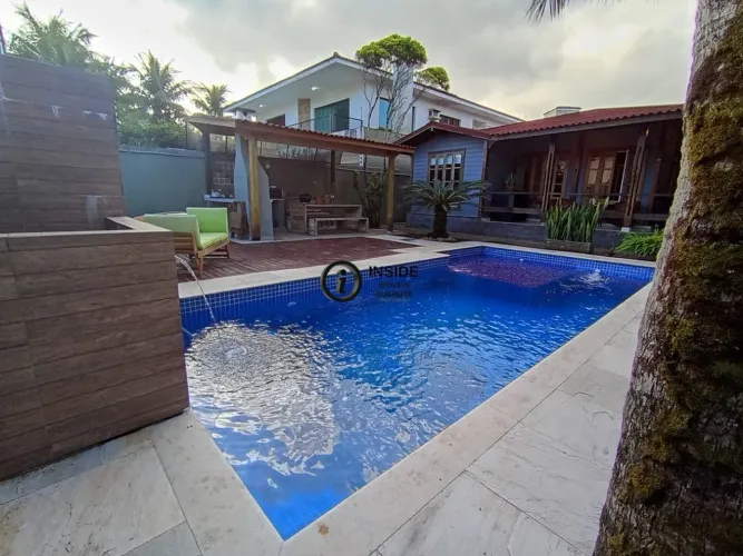 Casa com piscina e 3 quartos à venda na enseada