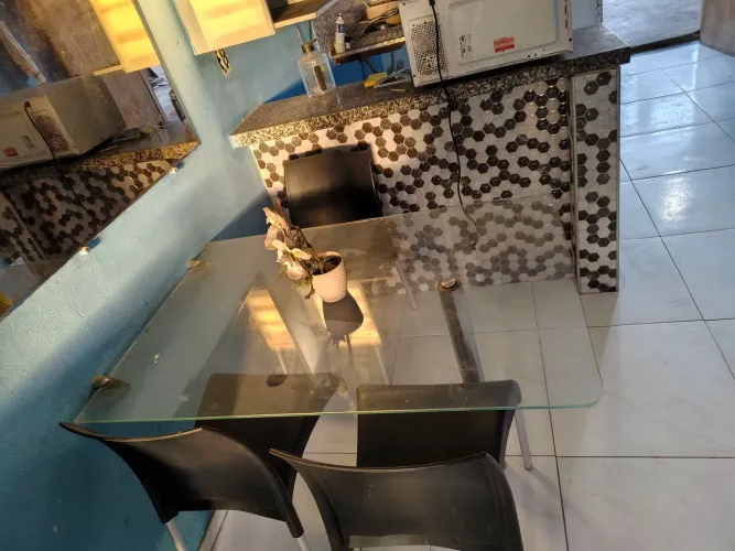Mesa de vidro com pé em alumínio