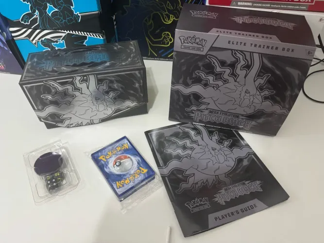 Caixa pitch black Pokémon com guia, moeda e dados e cartas de energia Pokémon TCG