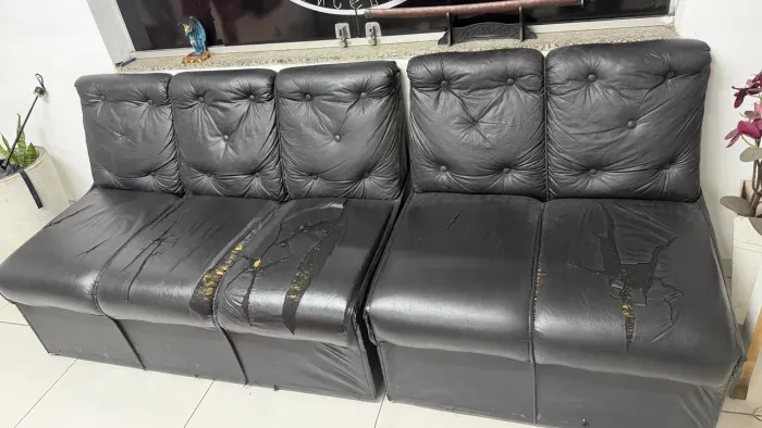 Sofá de couro preto usado