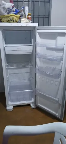 Uma geladeira ótimo estado