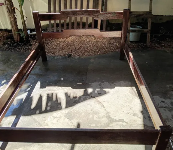 Cama casal de madeira