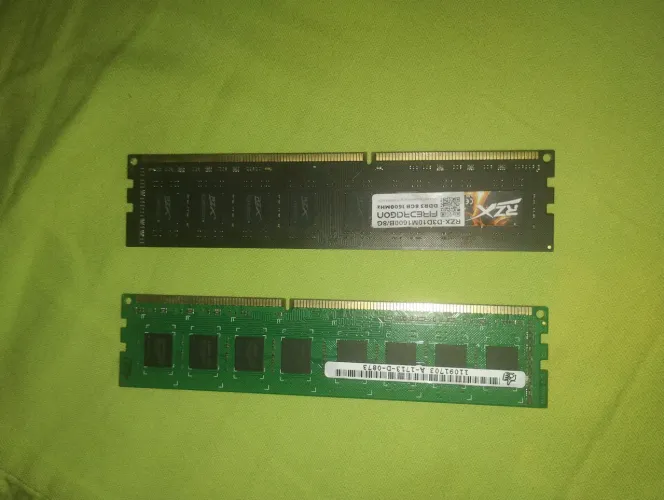 2 pentes de memoria RAM 8gb cada