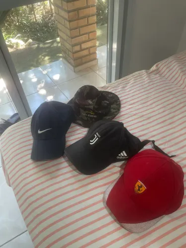Bonés nike adidas Ferrari