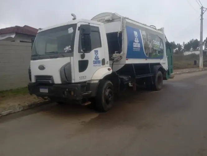 Caminhão compactador