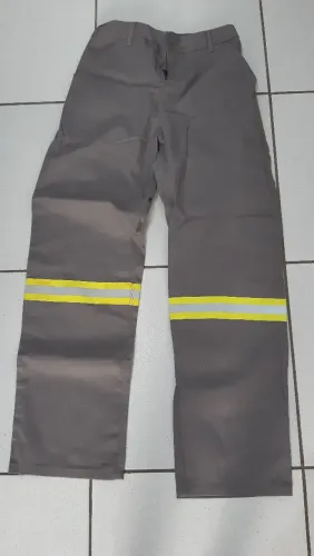 Conjunto de roupas de segurança mais capacete
