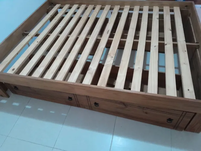 Vendo cama casal madeira com 4 gavetas