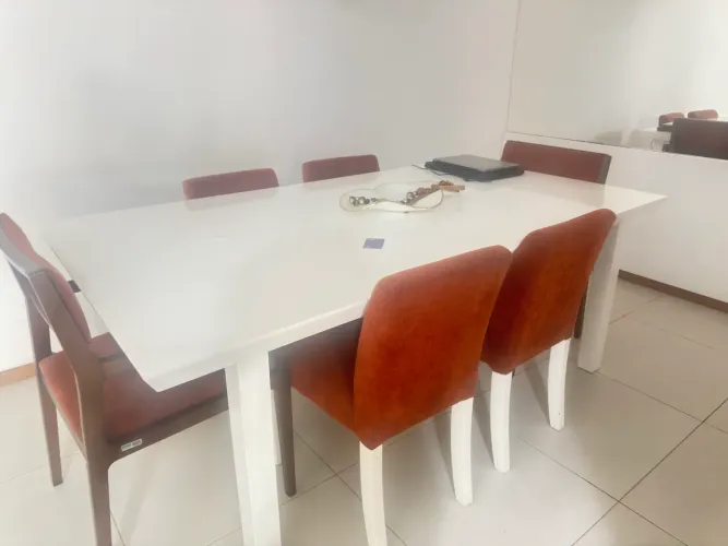 Mesa de Jantar Branca com 6 Cadeiras Estofadas