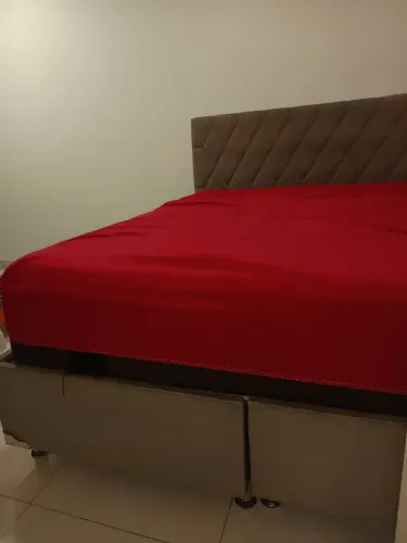Vendo box e colchão Queen