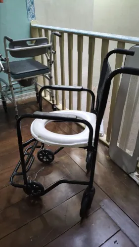 Cadeira de rodas adaptado pra banheiro
