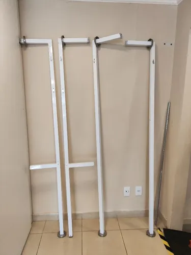 Estrutura para cabideiro