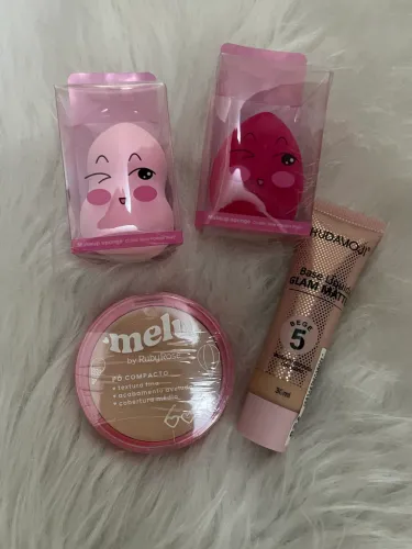 Kit com duas esponja um pó compacto e uma base líquida 