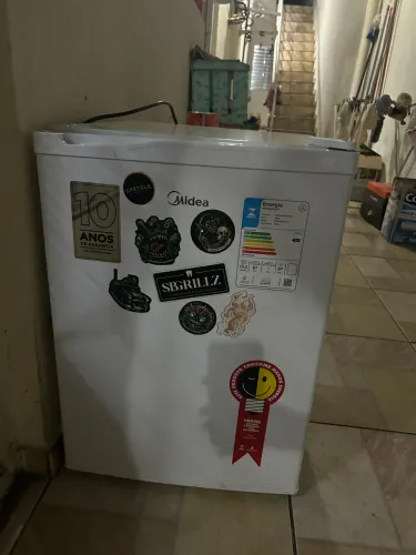 Frigobar Midea 67 litros semi usado 