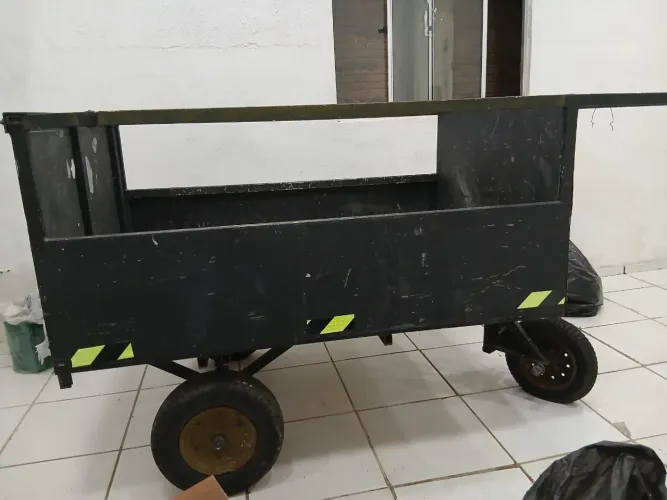 Carrinho multiuso à venda.