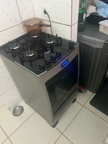 Vendo um fogão de 4 bocas tapa de vidro. Fogão automático com as 4 bocas