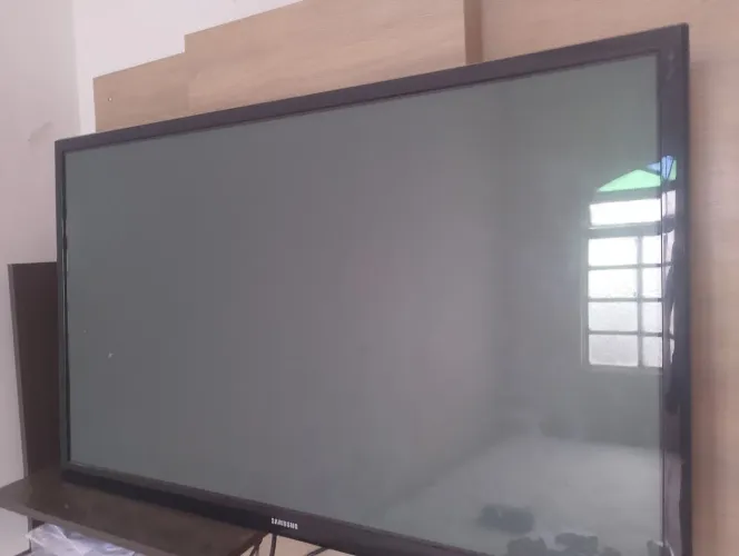 Tv Samsung 45 polegadas LDC já vai com suporte a imagem e perfeita