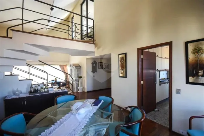 Cobertura á venda de 345m2 no Morumbi com 4 dorms, 4 suítes, 7 banheiros, 4 vagas. Estuda